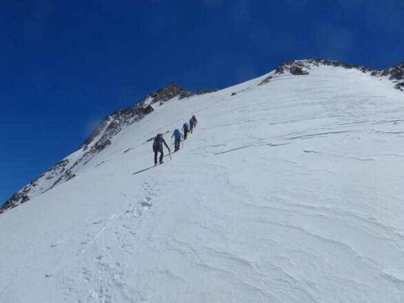 Über die oben weniger steil geneigte Nordwand bis zum Blockgrat