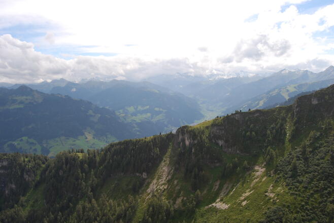 Blick vom Schober über den Viehhaussattel ins Großarltal, im Hintergrund die Hohen Tauern