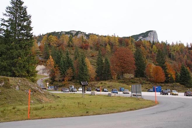 Parkplatz beim Gasthof Steinplatte - links hinten die Straße zur Stallenalm