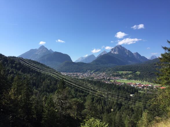Blick auf Mittenwald, Arnspitzen, Mieminger und Wetterstein