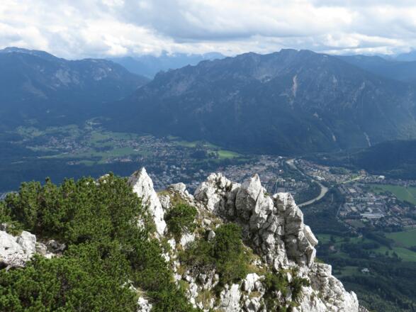 Der Staufen-Ostgrat, unter uns Bad Reichenhall