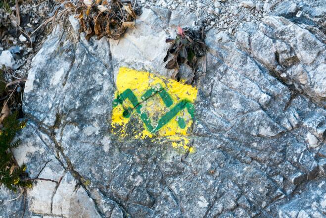 Markierungszeichen des SalzAlpenSteigs