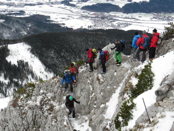 Die Felsen vom Sturm freigefegt, unter uns Aufham, zerschnitten von der Autobahn