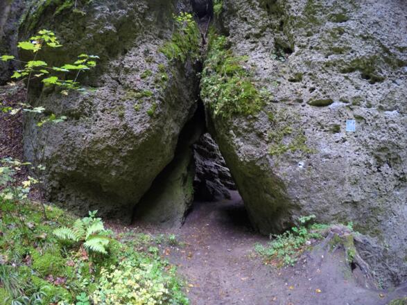 Der Felsentunnel im Schlupflochfels zwischen Oberailsheim und der Burg Rabenstein