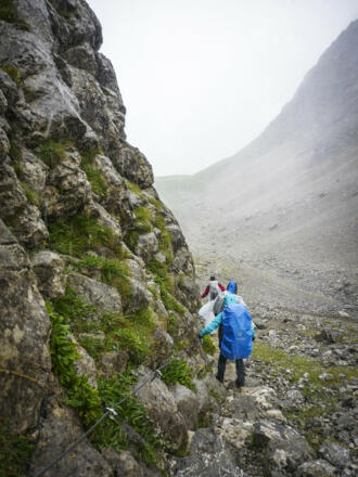 Abstieg auf befestigten und versichertem Steig auf dem Jubiläumsweg
