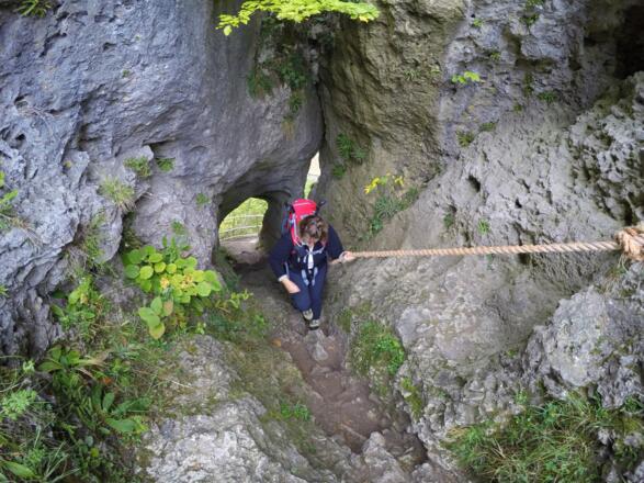 Die letzten Meter des Aufstiegs auf den Fahnenstein in Tüchersfeld