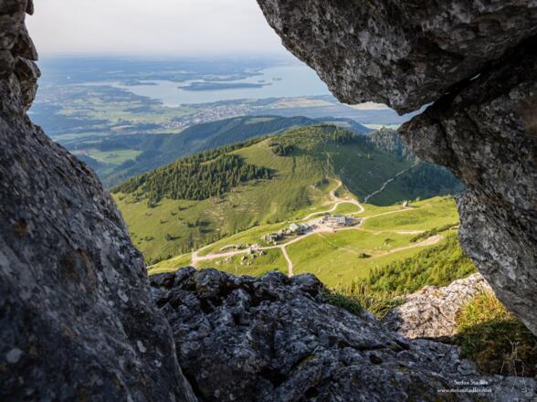 Tiefblick durch ein Felsenfenster beim Gmelchturm.