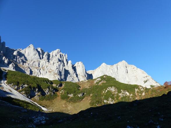 Beim Abstieg schweift der Blick noch einmal zurück zu den Felsspitzen der Ackerl- und Maukspitze.