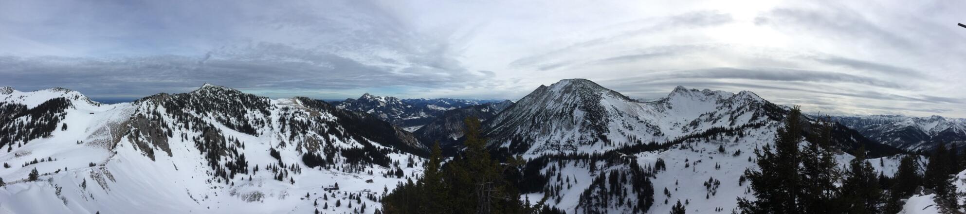Panorama vom Rauhkopf. Vlnr: Jägerkamp, Benzingspitz, Aiplspitz, Wendelstein, Hochmiesing, Rotwand,