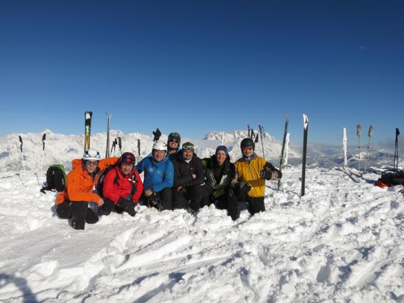 Gruppenfoto mit 6 Skitouren Instruktoren (in Ausbildung) plus Bergführer bzw. Ausbilder.