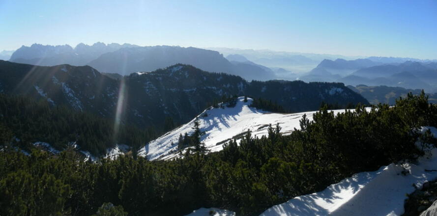 Kaisergebirge und Inntal hinter Mühlhörndl, Mühlhornwand und Wandspitz vom Tauron gesehen