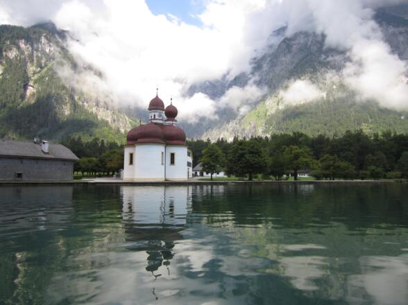 Wahlfartskirche St. Bartholomä (Watzmann Ostwand im Nebel)