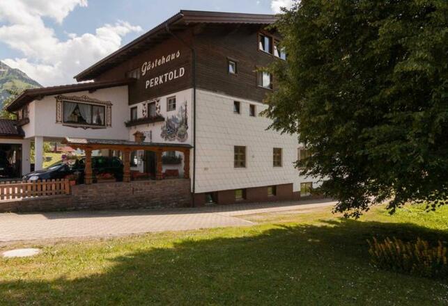 Aussenansicht im Sommer