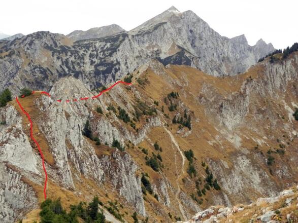 Weg rot markiert. Der Hauptweg geht deutlich sichtbar nach unten.