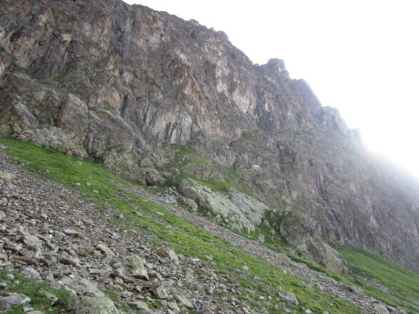 die Route führt über die markante Rampe zum eigentlichen Einstieg