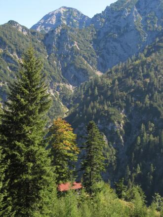 Die Adlerkopf-Diensthütte ist vom Weg aus zu erkennen