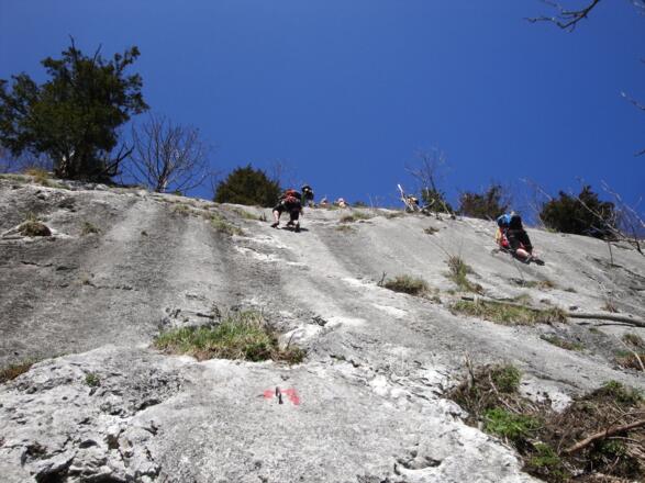 In der schönsten, der 5.Seillänge - die Kletterer rechts befinden sich in der Nachbarroute "Flipperl" (30.3.2014)