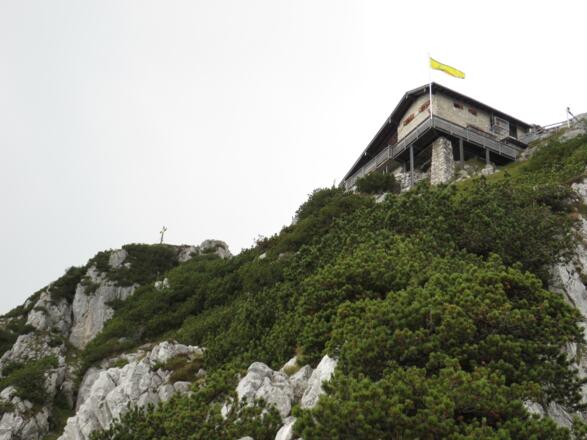 bereits auf dem Jagersteig, Blick zurück zum Gipfel und zum Haus