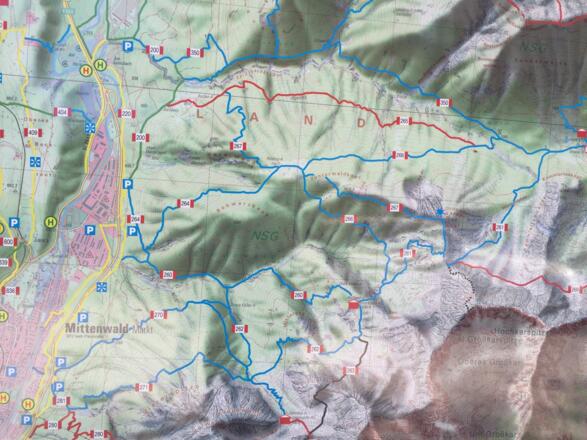 Karte am Wanderparkplatz. Wir gehen die Wege 264, 267, 261, 260. Alles blau? Manches eher rot