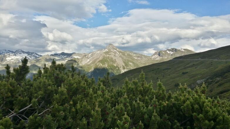 Mitten im Bild der Wolfendorn. Rechts im Bild die Militärstraße auf der wir gekommen sind.