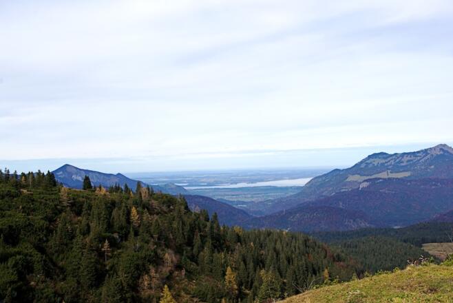 Blick zur Hochplatte, zum Chiemsee und Hochgern