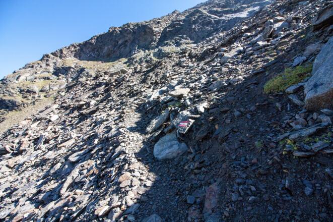 dann weiter dem ausgetretenen Weg hinauf folgen