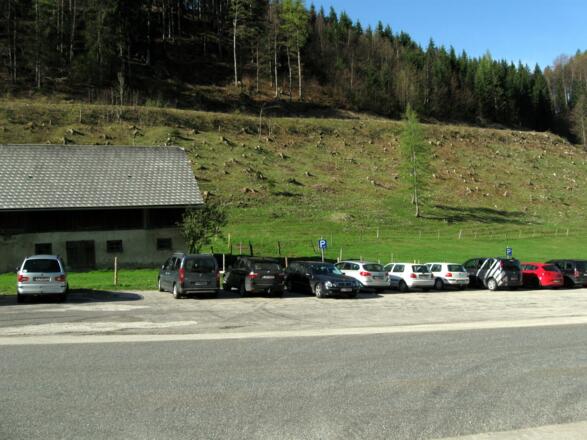 Der Parkplatz auf der gegenüberliegenden Straßenseite.