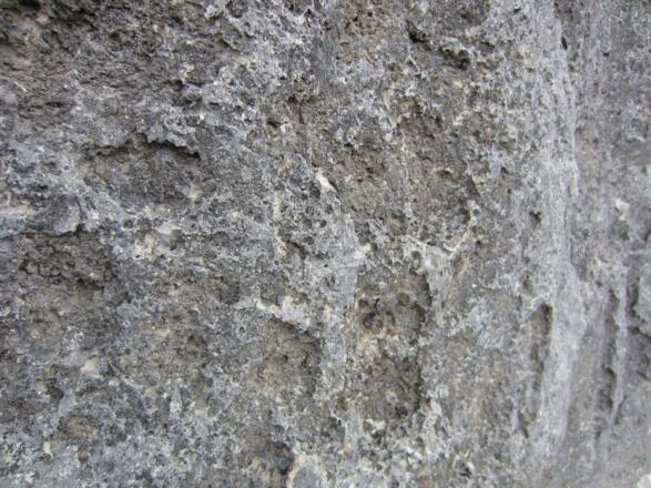 wasserzerfressener, rauer Kalk