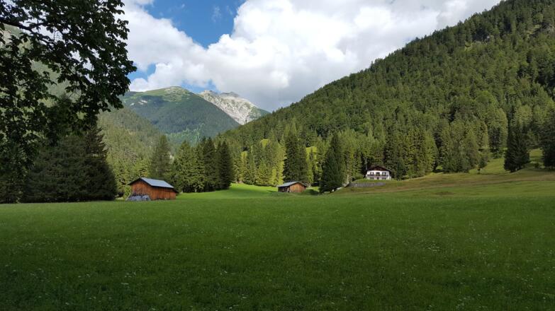 An der Aschaualm - im Hintergrund die Soiern-Gruppe mit Soiernspitze