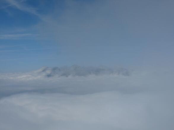 Kuegrat: Der Säntis (2501 m) kämpft sich durch den Hochnebel