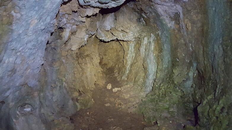 Für manche tiefen Höhlengänge benötigt man zwingend eine Stirnlampe