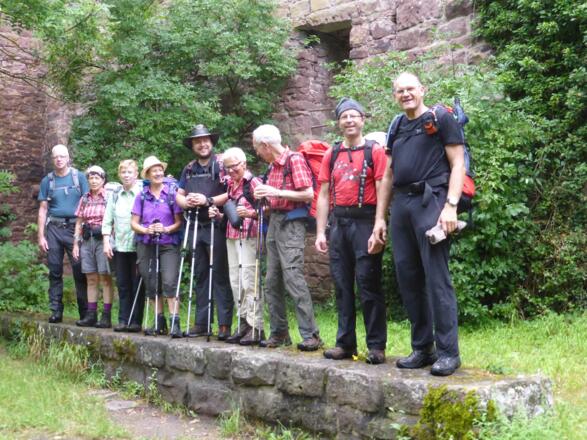 Im Burghof der Ruine.