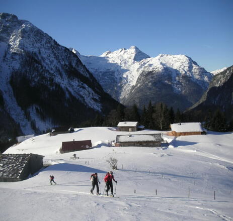 Kammerlingalm, dahinter das Ebersbergkar mit Gr. Rothorn (Leoganger Steinberge)