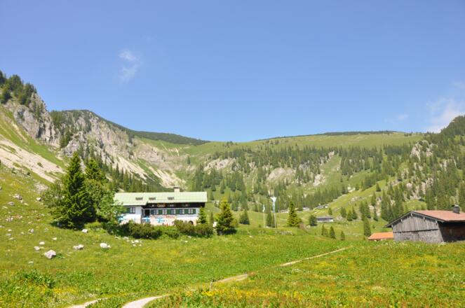 Die Schönfeldhütte - Im Hintergrund der Jägerkamp, ein lohnenswertes Tourenziel