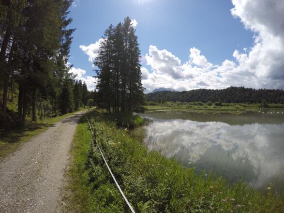 Wanderweg am Isar-Stausee bei Krün