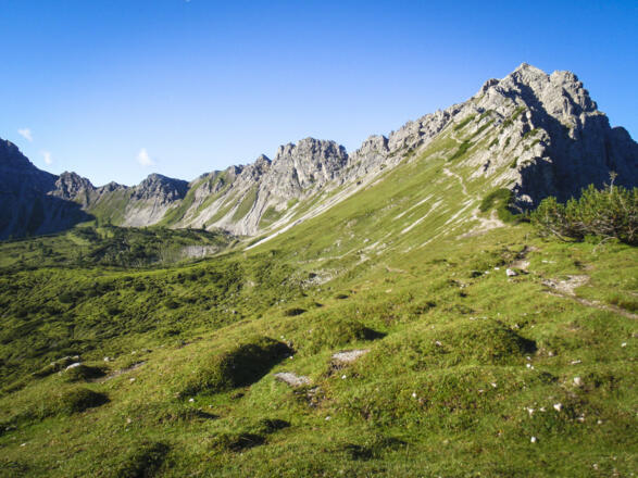 Blick vom Lachenjoch Richtung Lachenspitze NO-Grat oben und Gappenfelder Nötland unten