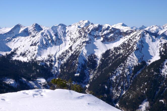 In der Bildmitte der höchste Ammergauer Berg, die Kreuzspitze