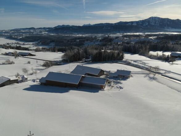 Unser Hof mit Ausblick auf die Berglandschaft
