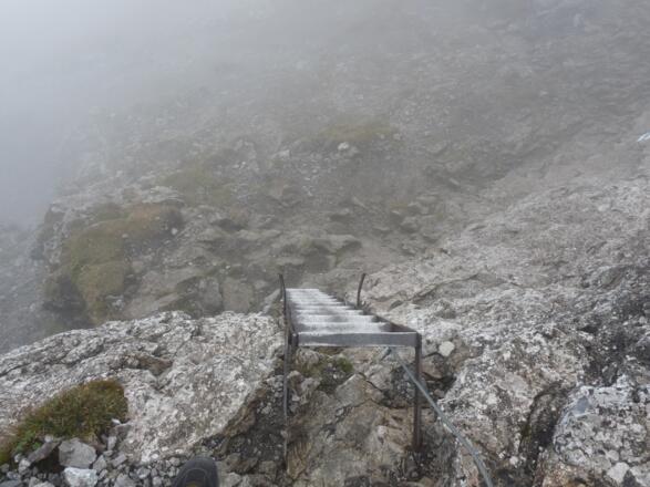 Über zwei Leitern geht es steil abwärts