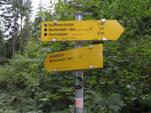 Wichtiger Wegweiser, hier rechts und nach knapp 200 m links abbiegen!