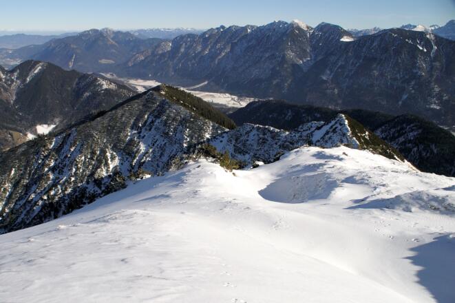Im Vordergrund der Aufstiegsweg nahe dem Gratverlauf, im Hintergrund das Estergebirge