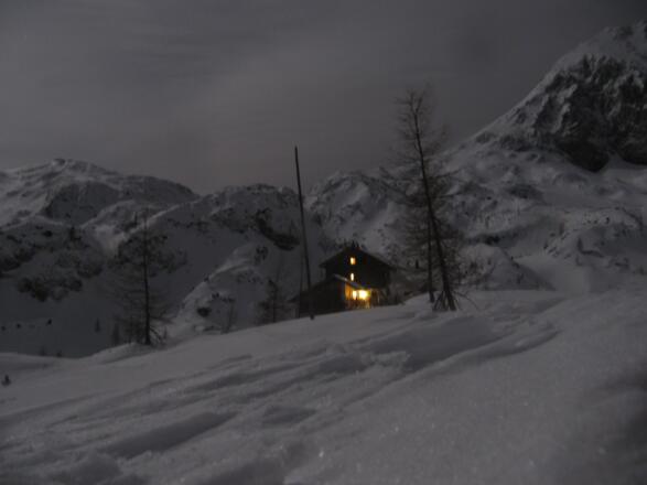 Die Laufener Hütte im Mondlicht