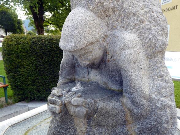 Der Pflegerbrunnen vor dem Gemeindeamt. Hier kann das Abtenauer Heilwasser verkostet werden.