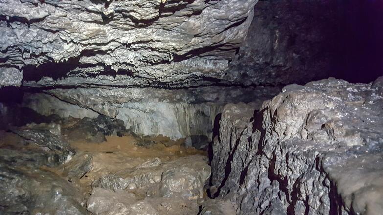 In die Tiefen des Bärenlochs geht es nur durch Kriechen