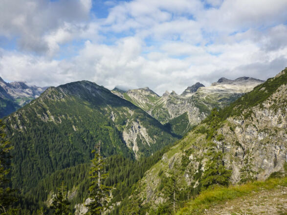 Ausblick auf Großen Wilden, kleinen Wilden, Höllhörner, Jochspitz und Rauhegg