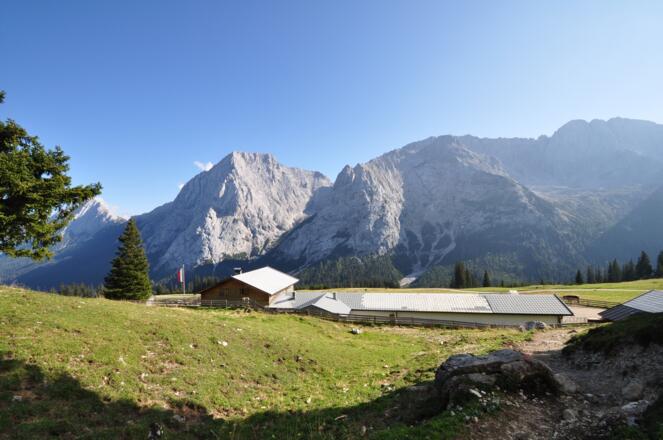 Die Hochfeldernalm mit dem Wetterstein im Hintergrund