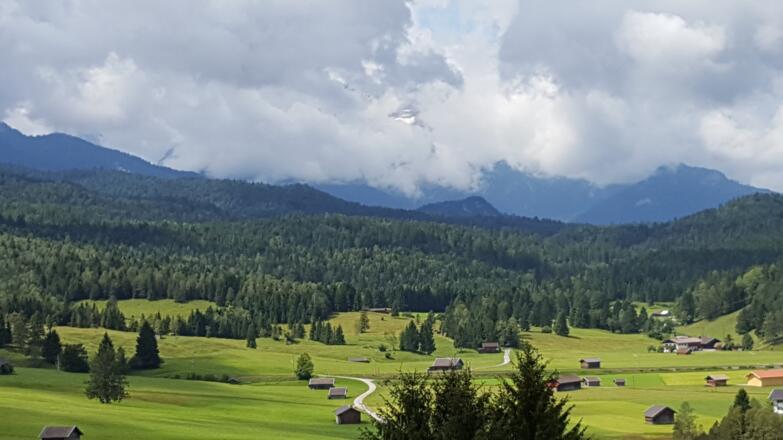 Hier verhindern leider Wolken die freie Sicht auf die Zugspitze - der Höllentalferner ist teilweise sichtbar
