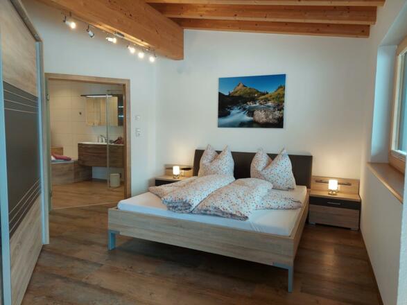 Doppelzimmer mit Zugang zur möblierten Terrase und