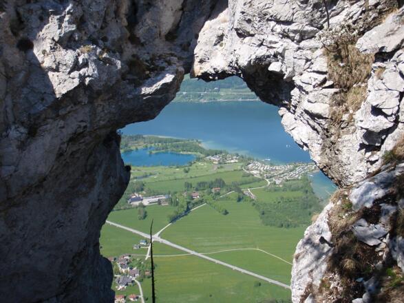 Blick durchs Felsenfenster zum Mondsee