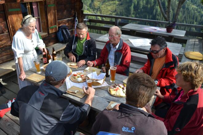 Die ersehnte Jause auf der Draugsteinalm (Schrambachhütte)